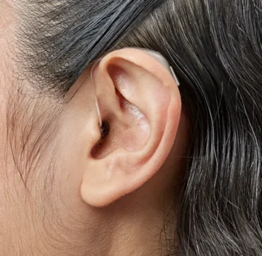 Oticon_Intent_miniRITE_H1-2024_C090ChromaBeige_Angle90_Close-up_In-On-Ear_MS-6254_Woman_1200x800px_Original file