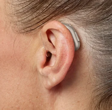 Oticon_Intent_miniRITE_H1-2024_C090ChromaBeige_AngleB45_Close-up_In-On-Ear_MS-6183_Woman_1200x800px_Original file