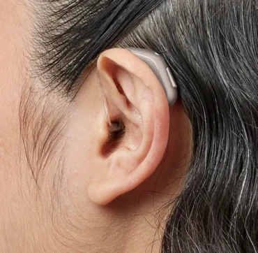 Oticon_Intent_miniRITE_H1-2024_C090ChromaBeige_AngleB45_Close-up_In-On-Ear_MS-6263B_Woman_1200x800px_Original file