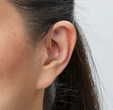 Oticon_Intent_miniRITE_H1-2024_C090ChromaBeige_AngleF45_Close-up_In-On-Ear_MS-6243_Woman_1200x800px_Original file