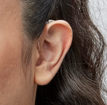 Oticon_Intent_miniRITE_H1-2024_C090ChromaBeige_AngleF45_Close-up_In-On-Ear_MS-6251_Woman_1200x800px_Original file